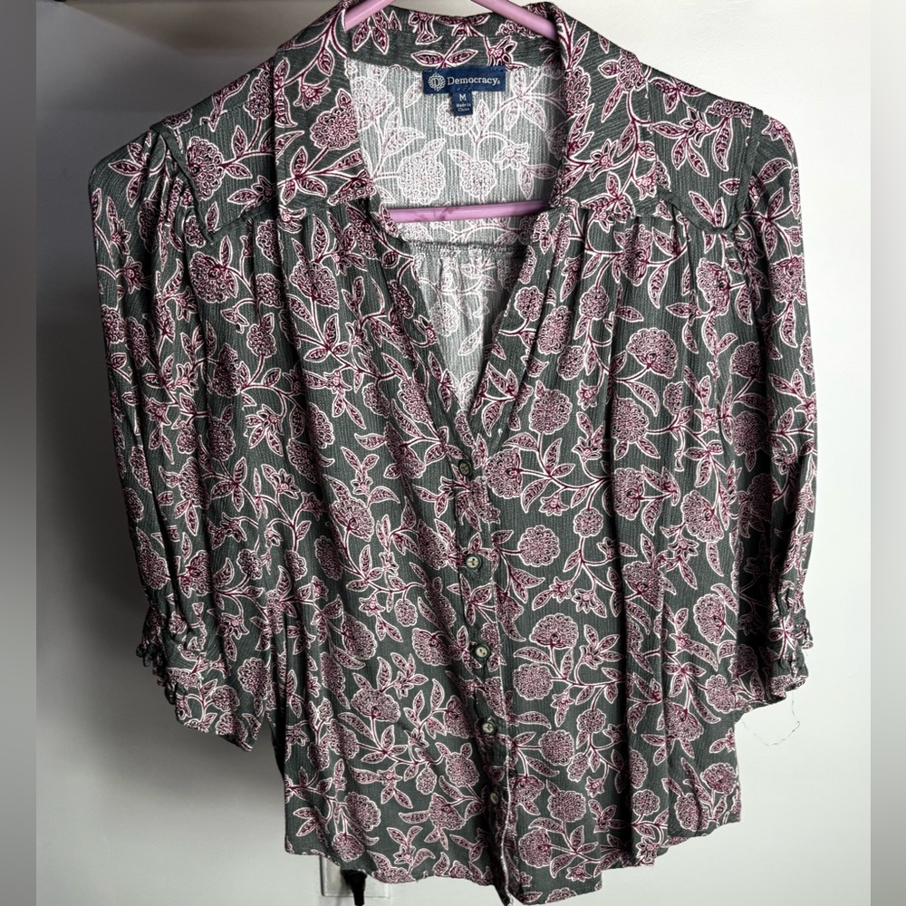 Democracy Gray Purple White Floral Pleated Collared V-neck Rayon Textured Top M